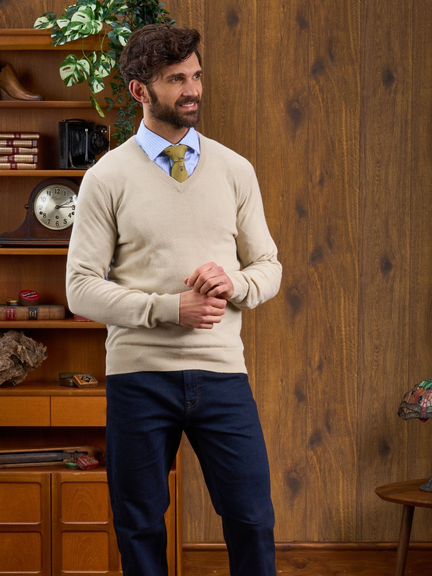 Geelong Wool Vee Neck Jumper in Natural